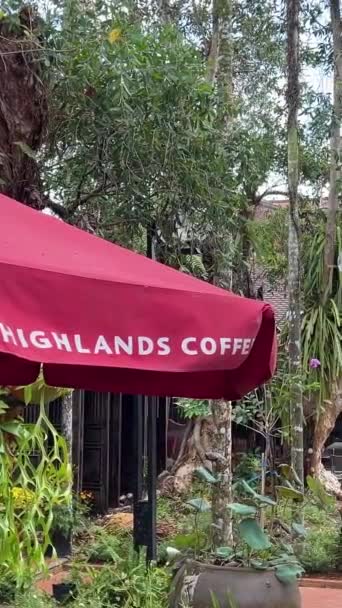 Highlands Coffee Είναι Μια Βιετναμέζικη Αλυσίδα Από Καφετέριες Ένας Παραγωγός — Αρχείο Βίντεο