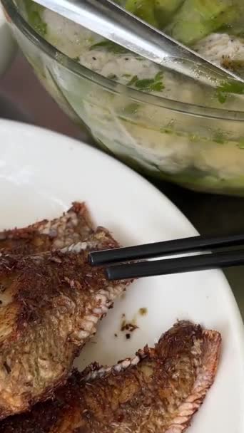 Köfteli Kavun Çorbası Sağlıklı Yiyecek Izgara Dorado Tavasında Fırında Balık — Stok video