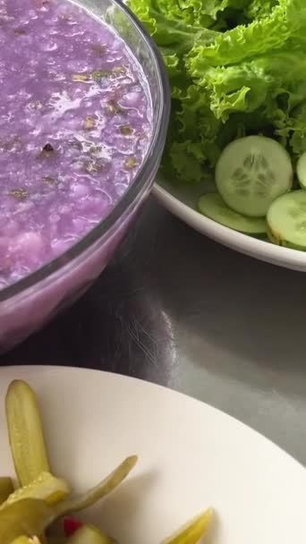 越南晚餐桌上的米饭泡菜黄瓜沙拉黑豆鱼辣酱塔罗越南紫汤蔬菜 — 图库视频影像