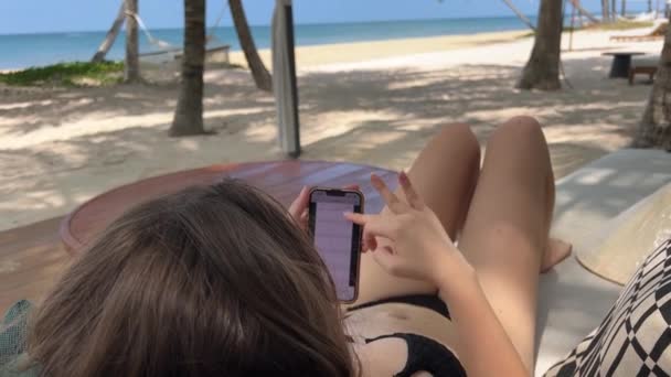 Concepto Vacaciones Resolución Mujer Asiática Bikini Jugando Teléfono Móvil Junto — Vídeos de Stock