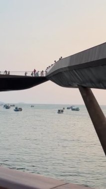 Öpüşme Köprüsü Vietnam Phu Quoc Adası Günbatımı Kasabası phu quoc evlilik köprüsü. Adadaki bir evliliği kaydettirmek için en güzel yer. Aşk yolculuğu romantizm gün batımı