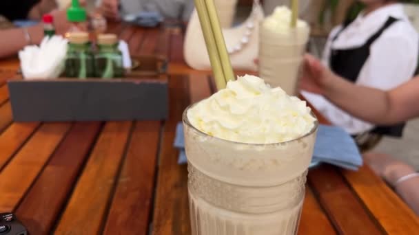 Bakış Açısı Tepside Bir Bardak Milkshake Bir Garson Otel Lobisindeki — Stok video