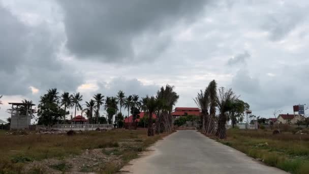 베트남 Phu Quoc 새로운 건물을위한 터치되지 장소를 버렸습니다 — 비디오