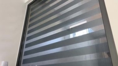 Banyo ile tuvalet arasındaki cam duvarı aç ve kapat.