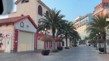 Vietnam Phu Quoc Adası Günbatımı Şehri Boş evler ve sokaklar güzel mimari köprü günbatımını öpüyor. Şehir ışıklarını görebilirsin.