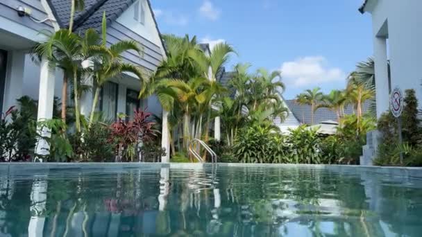 Tropischer Garten Mit Teich Und Schönen Bungalows Pool Bungalows Tropen — Stockvideo