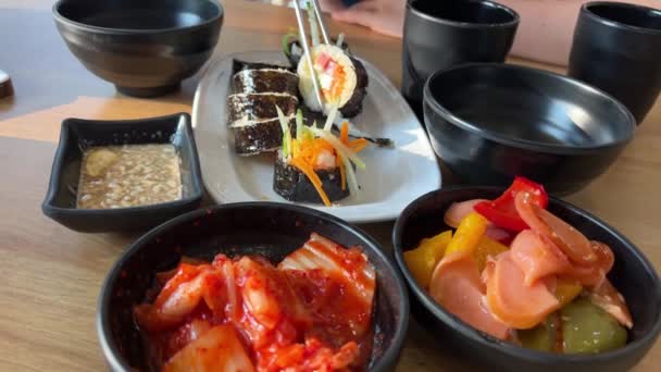 Tsukemono Aperitivo Japonés Col Escabeche Con Pimienta Chilli Sushi Restaurante — Vídeos de Stock