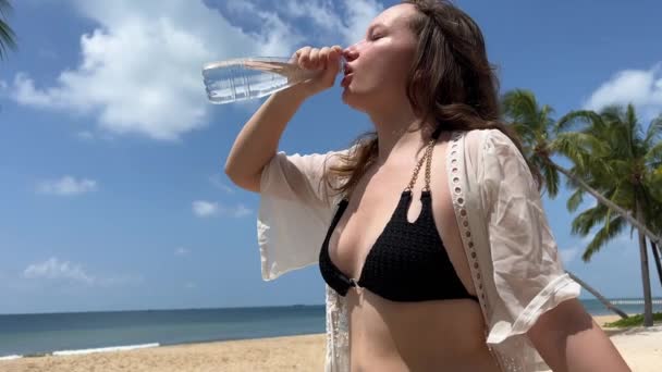 Tutup Potret Wanita Minum Air Dari Kaca Dalam Ruangan Sinar — Stok Video