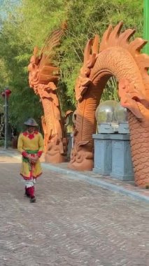 Geleneksel Japon kıyafetleri giyen insanlar ülkelerini güzel geleneksel şapkalar olarak temsil ediyorlar. Vietnam 'ı selamlıyorlar. Phu Quoc Adası Büyük Dünyası. 03.12.2024 
