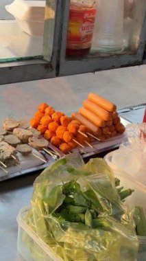 Fazla pişmiş kötü yiyecekler sağlığa zararlıdır ve Vietnam 'da ucuz sokak yemekleri çörek alır. Vietnamlı kadın ekmeği kızartmak için farklı malzemelerle dolduruyor. 