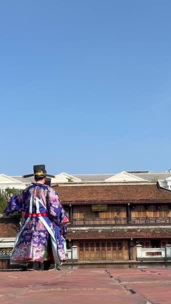 Pessoas Vestidas Com Roupas Tradicionais Japonesas Representam Sua Nação Como — Vídeo de Stock