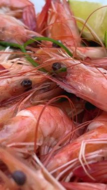 Barbekü sobasında ızgara yapılmış taze su karidesi. Yüksek kalite sotelenmiş, kajuna soslu ve limonlu karides.