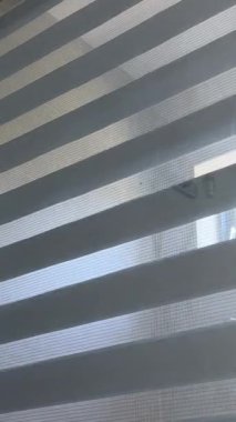 Banyo ile tuvalet arasındaki cam duvarı aç ve kapat.
