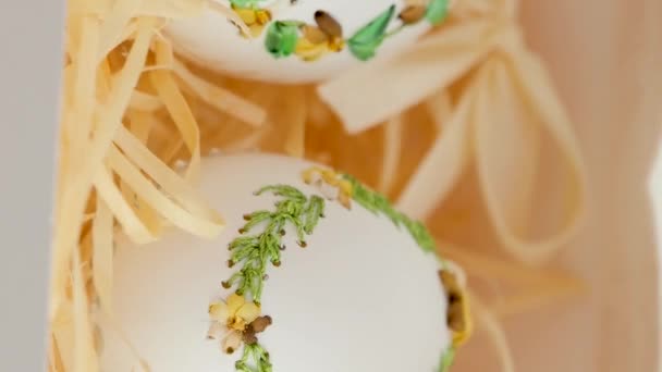 Białym Pudełku Jajka Upominkowe Święto Haftu Wielkanocnego Skorupce Jajka Miejsce — Wideo stockowe