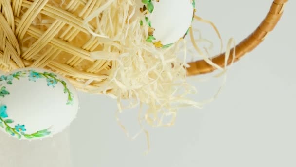Pasen Vakantie Decoratieve Handgemaakte Eieren Rieten Mandje Witte Tafel Witte — Stockvideo