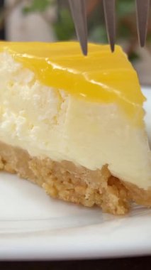 Lezzetli ve turtalı limonlu peynirli peynirli turtanın çatal kepçeleme görüntüsü. Yüksek kalite 4k görüntü