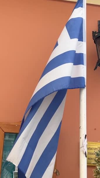 Bandera Griega Ondeando Edificio Marrón Viento Fondo Puertas Verdes Cristianas — Vídeos de Stock