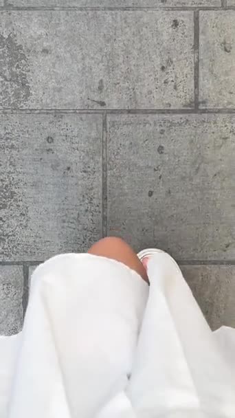 在希腊科孚岛上 一个穿着白色裙子的女孩 一个女人慢慢地走着 穿着白色凉鞋的人行道 — 图库视频影像