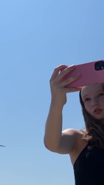 Una Joven Adolescente Una Falda Para Con Teléfono Del Iphone — Vídeos de Stock