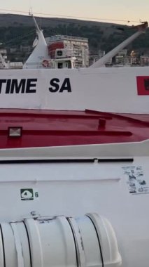 Arnavutluk 'tan Korfu Adası' na giden İznik Denizi gezisinde insanların görebileceği bir gemi aracıyla Saranta kentine giden feribot roketi. denizaltı
