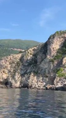 İyon Denizi 'ndeki Korfu adasındaki en ünlü Avrupa plajı. Tatilciler, aktif spor yüzme sporları, şemsiyeler, 09.09.2023 Yunanistan.