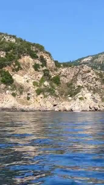 Passeio Barco Perto Atrações Ilha Corfu Profundas Montanhas Limpas Água — Vídeo de Stock