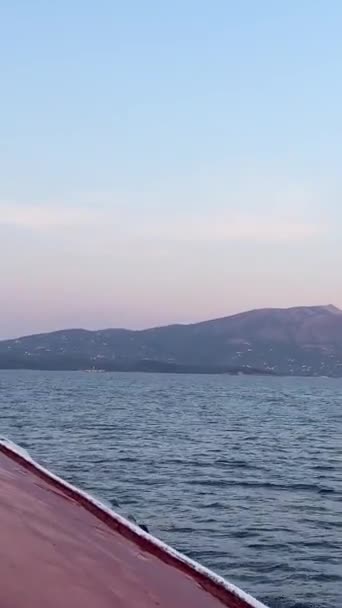 アルバニアからコルフ島に渡る シトゥール市 インティックシー旅行でギリシャへのフェリーロケットで 人々が見える都市の船舶車に乗って 潜水艦 アメリカ海軍 — ストック動画
