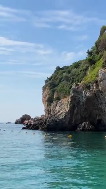 Bela Natureza Ionian Mar Rochas Montanhas Verde Nadar Longo Água — Vídeo de Stock