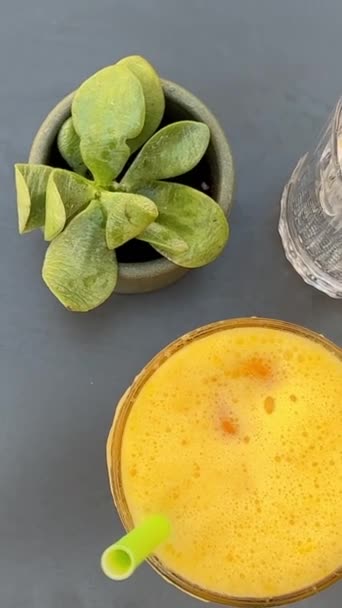 Heerlijk Sinaasappelsap Met Ijs Hete Dag Grijze Tafel Vrouwelijke Hand — Stockvideo