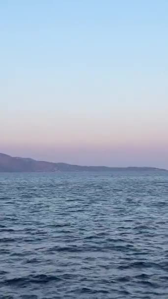 美しい無限のプライベート海の空は ヨット船からの海の海の風速ボートビューに自然を夜明けさせます — ストック動画