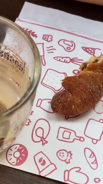 Bucăți Masă Goale Într Ceașcă Cafea Murdară Bucată Croissant Mic — Videoclip de stoc