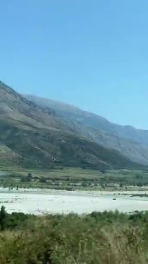 Saranda 'daki albania plajı. ksamil deniz göğü berrak su hava dağları
