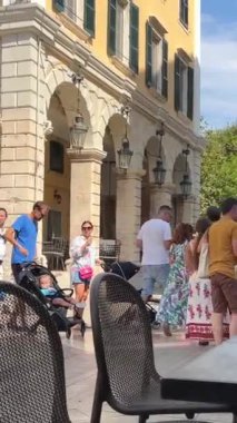 Corfu, Yunanistan 01 Sep, 2023 Turistler yaz tatilleri boyunca Liston Meydanı 'ndaki kafe ve restoranlarda