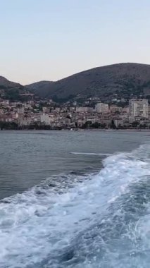 Arnavutluk 'tan Korfu Adası' na giden İznik Denizi gezisinde insanların görebileceği bir gemi aracıyla Saranta kentine giden feribot roketi. denizaltı