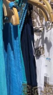 Korfu adasında farklı renklerde Yunan elbiseleri satan bir sokak pazarı.