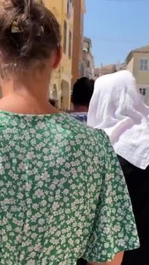 Corfu, Yunanistan 01 Sep, 2023 Turistler yaz tatilleri boyunca Liston Meydanı 'ndaki kafe ve restoranlarda