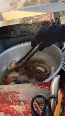 Fazla pişmiş kötü yiyecekler sağlığa zararlıdır ve Vietnam 'da ucuz sokak yemekleri çörek alır. Vietnamlı kadın ekmeği kızartmak için farklı malzemelerle dolduruyor. 