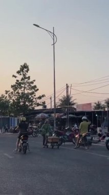 Vietnam Phu Quoc Adası Günbatımı Şehri Boş evler ve sokaklar güzel mimari köprü günbatımını öpüyor. Şehir ışıklarını görebilirsin.