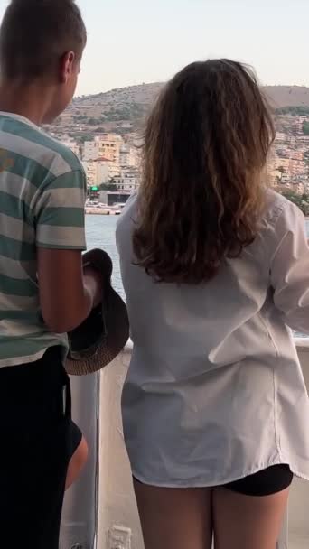 Мальчишки Албании Путешествуют Корабле Яхте Осматривая Достопримечательности Города Ксамил Саранты — стоковое видео
