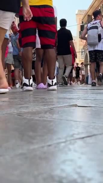 成群结队的游客在科孚岛上走着 市中心的街道上铺着瓷砖 地面上是难以辨认的人 游客们可以通过文字旅行 — 图库视频影像