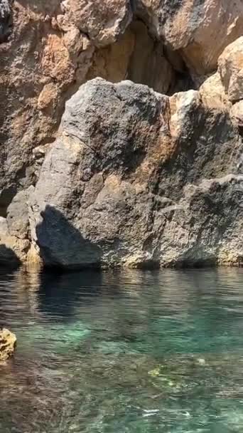 Paseo Barco Cerca Las Atracciones Isla Corfú Profundas Montañas Agua — Vídeos de Stock