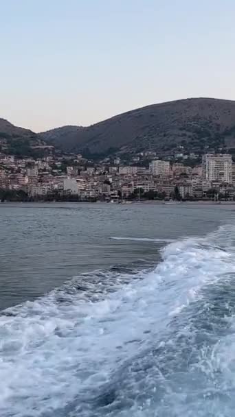 アルバニアからコルフ島に渡る シトゥール市 インティックシー旅行でギリシャへのフェリーロケットで 人々が見える都市の船舶車に乗って 潜水艦 アメリカ海軍 — ストック動画