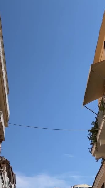 Smalle Straatjes Hoge Gele Gebouwen Het Eiland Corfu Toeristen Wandelen — Stockvideo