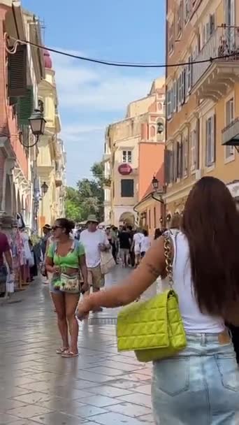 Keskeny Utcák Magas Sárga Épületek Sziget Korfu Turisták Séta Város — Stock videók