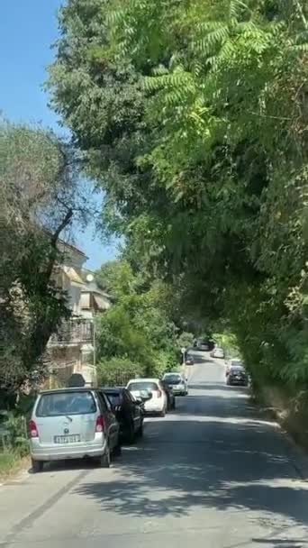 Promenade Van Het Eiland Corfu Auto Passeren Mensen Lopen Onherkenbaar — Stockvideo