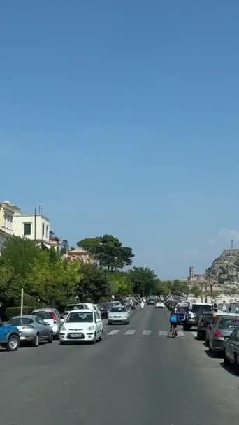 Korfu Adası Arabaları Şehir Turistleri Arasında Tanınmayan Insanların Yanından Geçiyor — Stok video