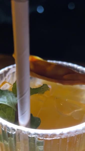 Barda Kokteyl Içmek Barda Renkli Bardaklarla Oturan Iki Kız Arkadaş — Stok video