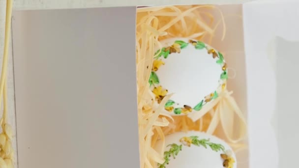 Білій Коробці Подарункові Яйця Свято Великодня Вишивка Місці Яєчної Шкаралупи — стокове відео