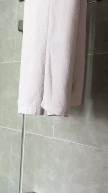 Banyo ile tuvalet arasındaki cam duvarı aç ve kapat.