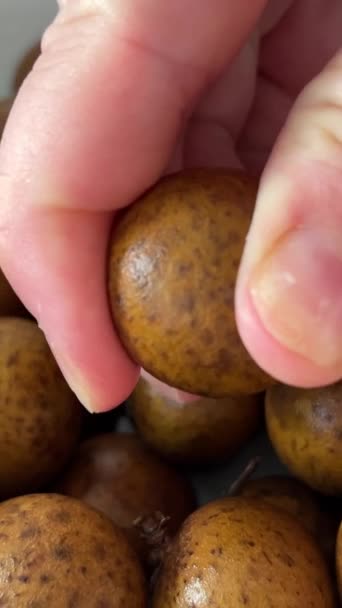 Νθρωπος Που Ξεφλουδίζει Φρούτα Ένα Γλυκό Τροπική Λιχουδιά Στη Νοτιοανατολική — Αρχείο Βίντεο